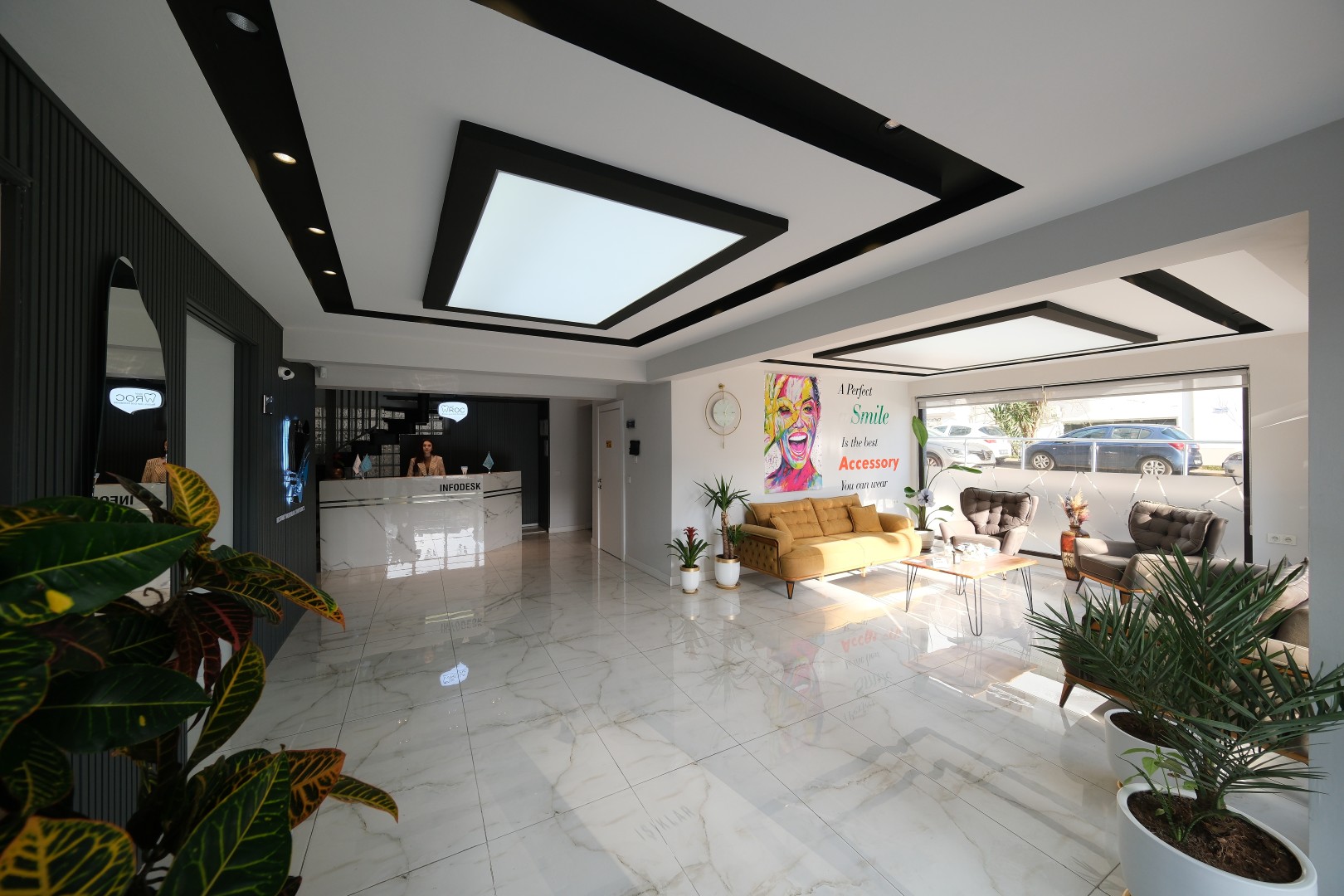 Recepcja i strefa wypoczynkowa kliniki stomatologicznej w Antalyi