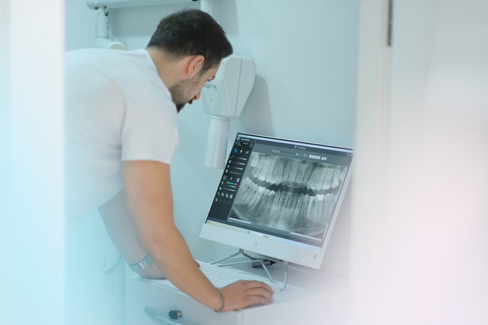 Stomatolog analizujący zdjęcie panoramiczne zębów